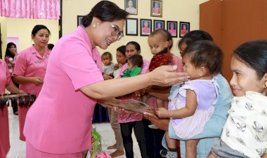 Peduli Stunting, Ketua Bhayangkari Daerah NTT Berikan Bantuan Sosial Kepada Anak Stunting