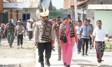Kapolda dan Ketua Bhayangkari Daerah NTT Beri Sumbangan 100 Paket Bansos dan 2 Sumur Bor di Pulau Ndao