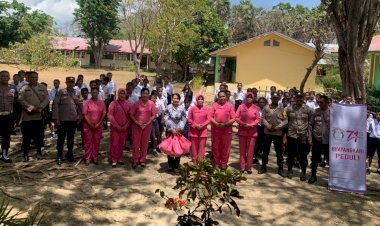 Bhayangkari Peduli, Ketua Cabang Bhayangkari Rote Ndao Salurkan Bantuan Sosial Kepada Siswa-Siswi Membutuhkan