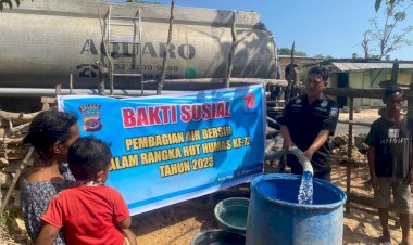 Jelang HUT Humas ke-72, Si Humas Polres Rote Ndao Salurkan Bantuan Air Bersih Door to Door
