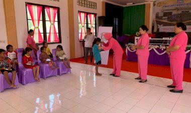 Jemaat Anak-anak Gereja GPPS Imanuel Meonggolo Mendapat Berkat Dari Ketua Cabang Bhayangkari Rote Ndao