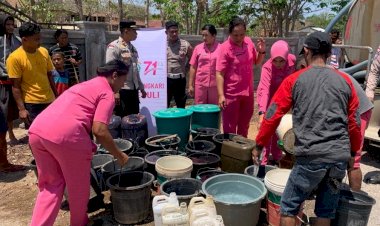 Sambut HKGB ke-71 Tahun 2023, Bhayangkari Cabang Rote Ndao Laksanakan Bakti Sosial Bagi Air Bersih