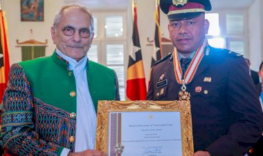 Anggota Polri Ipda Fridus Bere Terima Penghargaan Medali Kehormatan dari Presiden Timor Leste