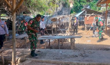 Wujud Kepedulian TNI-Polri, Personel Polsek RBD dan Koramil Batutua Kompak Gotong Royong Bersihkan Pasar Tradisional Batutua