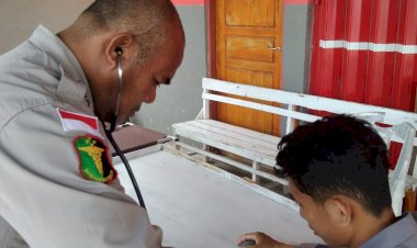 Jaga Kesehatan Personel, Satgas Banops Subsatgas Dokkes Periksa Kesehatan dan Berikan Vitamin