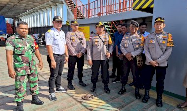 Bersama PJU, Kapolres Rote Ndao Pantau Arus Mudik di Pelabuhan ASDP Pantai Baru