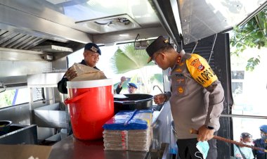 Brimob Polda NTT Sediakan Dapur Lapangan untuk Korban Erupsi Gunung Lewotobi