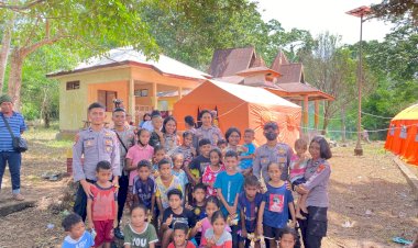 Misi Kemanusiaan, Tim Trauma Healing Polwan Ditsamapta Polda NTT Mendekatkan Harapan di Tengah Erupsi