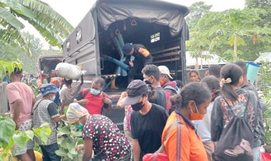 Tim SAR Brimob Polda NTT Evakuasi Warga Korban Erupsi Gunung Lewotobi di Desa Riang Rita