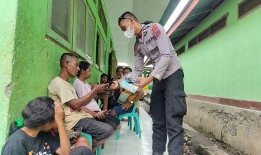 Tim Trauma Healing Ditsamapta Polda NTT Bantu Korban Erupsi Gunung Lewotobi Laki-laki di Kabupaten Flotim