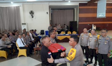 Kapolda NTT Berikan Arahan Inspiratif dan Serahkan Tali Asih kepada Anggotanya di Sikka