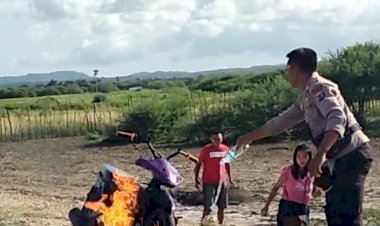 Sigap dan Responsif, Kapolsek Rote Timur Padamkan Sepeda Motor Yang Terbakar Milik Warga