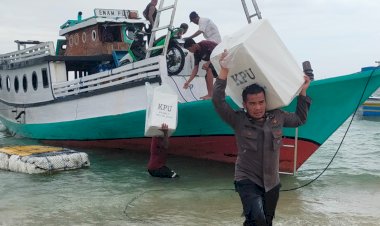 Logistik Pemilu 2024 dari Pulau Terluar Akhirnya Digeser Ke KPUD Kabupaten Rote Ndao Dengan Pengawalan Ketat