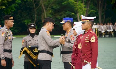 Kapolri Beri Pin Emas Kepada Pengasuh dan Taruna Berprestasi