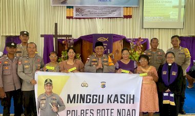 Penuhi Janji Kasih Pada Minggu Kasih, Kapolres Rote Ndao Berikan Kacamata Khusus Penderita Glaukoma Gratis Ke Jemaat Gereja GMIT Menggelama