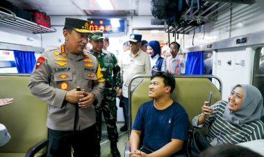 Kapolri Pastikan Pemudik Terlayani dengan Baik Saat Tinjau Stasiun Pasar Senen