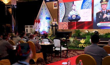 Kadiv Humas Polri Beri Penghargaan ke 7 Anggota dengan Nilai Sertifikasi Kompetensi Terbaik
