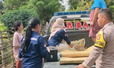 Gerak Cepat Personel Polsek Pantai Baru Jemput Ibu Hamil Ke Puskesmas Sonimanu
