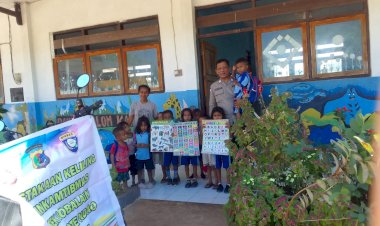 Tingkatkan Minat Baca Anak, Bhabinkamtibmas Kelurahan Mokdale Buka Lapak Perpustakaan Keliling