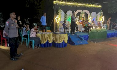 Personel Polsek RBL Naik Panggung Di Nikahan Warga