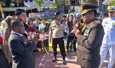 Pj Bupati Rote Ndao  dan Personel TNI AL Pulau Rote Beri Kejutan Di Hari Bhayangkara Ke 78