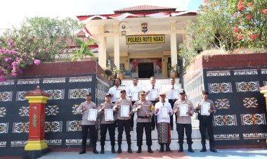 Kapolres Rote Ndao Berikan Reward  Terhadap Kinerja Personel dan Masyarakat Yang Berdedikasi Bagi Polri