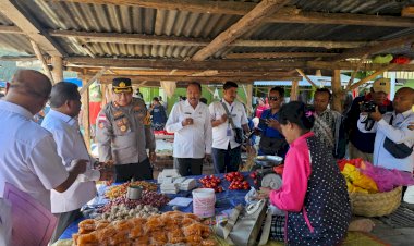 Dukung Program Pemerintah,Kapolres Rote Ndao dan Forkopimda Lakukan  Operasi Pasar.