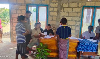 Bhabinkamtibmas Desa Kuli Aisele  Lakukan Monitoring Distribusi Bantuan Pemerintah