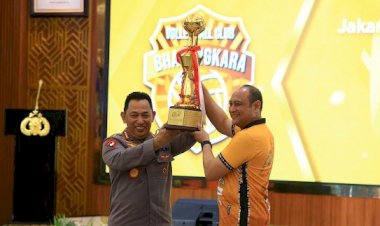 Penghargaan Kapolri untuk Jakarta Bhayangkara Presisi dan Popsivo Polwan atas prestasi di Proliga 2024