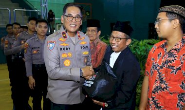 Bagikan Ribuan Paket Sembako,Ops NCS Polri Bawa  Pesan Pilkada Damai Di Jawa Timur