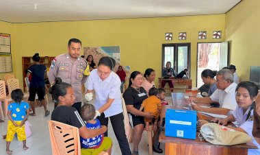 Bhabinkamtibmas Polsuksektor Ndao Nuse Melakukan Pengamanan Pemberian Vaksin Polio Bagi Warganya