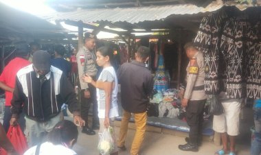 Personel Polsek Pantai Baru Mengamankan Aktifias Pasar Mingguan Olafulihaa.