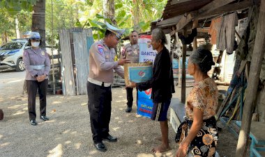 Jelang Hari Lalu-lintas Bhayangkara ke-69, Satuan Lalu-lintas Polres Rote Ndao Berikan Bantuan Sosial ke Masyarakat