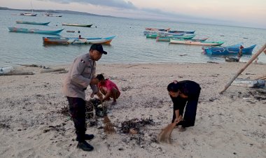 Mempererat Kemitraan Polsek Rote Timur Dan Masyaralat Tanjung Papela Dengan Membersihkan Pantai