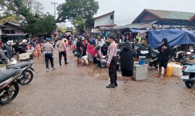 Patroli Jalan Kaki Upaya Pencegahan Gangguan Kamtibmas Saat  Berlangsung Kegiatan Masyarakat