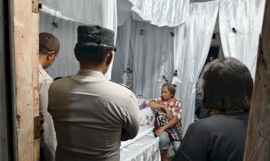 Polisi Masuk Tenda Dukacita,Program Polsek Rote Tengah Untuk Dekat Dengan Masyarakat