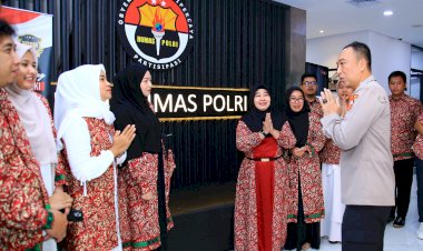 Jelang HUT Humas Polri, Irjen Pol Sandi Berangkatkan Anggotanya Umroh