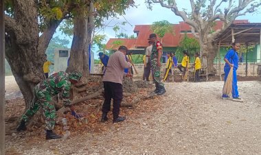 Aksi Sosial Personel Pantai Baru dan Koramil 1627.02 Pantai Baru Bersihkan Pasar Olafulihaa