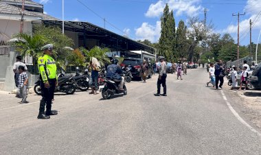 Personel Satuan Lalu Lintas Polres Rote Ndao Melakukan Pengamanan Sholat Jumat