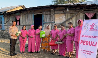 HUT HKGB Ke -72,  Bhayangkari Ranting Polsek Rote Timur Berbagi Kasih Bersama Warga