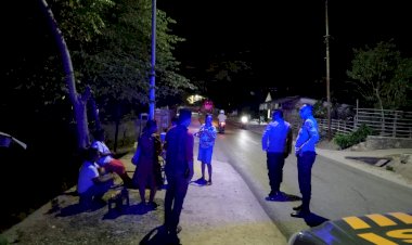 Patroli Lampu Biru Personel Polsek Lobalain Untuk Menciptakan Suasana Kondusif Selama Tahapan OMP Turangga 2024