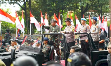 Kapolri Cek Gladi Bersih Apel Gelar Pasukan Pengamanan Pengambilan Sumpah Presiden dan Wapres RI