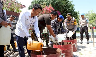 Bersama Unsur Forkopimda, Kapolres Rote Ndao Musnahkan Barang Bukti Hasil Operasi Kepolisian