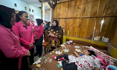 Ketua Umum Bhayangkari Kunjungi Aiptu Heri dan Anaknya yang Terbaring Sakit