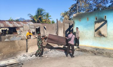 Personel Polres Flotim Bersama TNI Bantu Warga Bersihkan Puing Rumah di Desa Bugalima