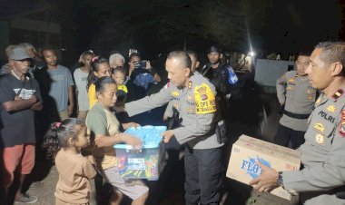 Kapolres Flotim Serahkan Bantuan Sembako kepada Korban Bentrok di Desa Bugalima