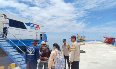 Amankan Pintu Masuk Pulau Rote, Personel Polsek Lobalain Berjaga di Pelabuhan Ba’a