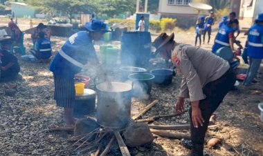 Personel Gabungan Polri dan TNI Masak untuk Pengungsi Erupsi Gunung Lewotobi di Posko Pengungsian Konga