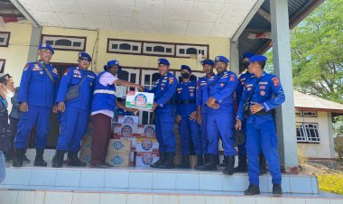Polairud Polda NTT Salurkan Bantuan Sembako untuk Pengungsi Erupsi Gunung Lewotobi di Posko Konga