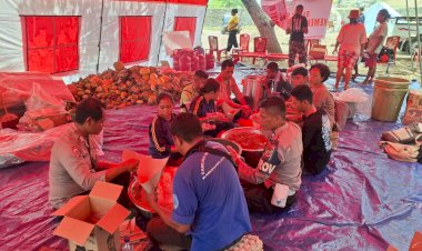 Kepedulian Personel Polres Flores Timur dan BKO Polda NTT di Tengah Kepanikan Pengungsian Akibat Erupsi Gunung Lewotobi